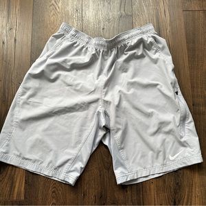 Nike Men’s Large Standard Fit Light Grey Shorts